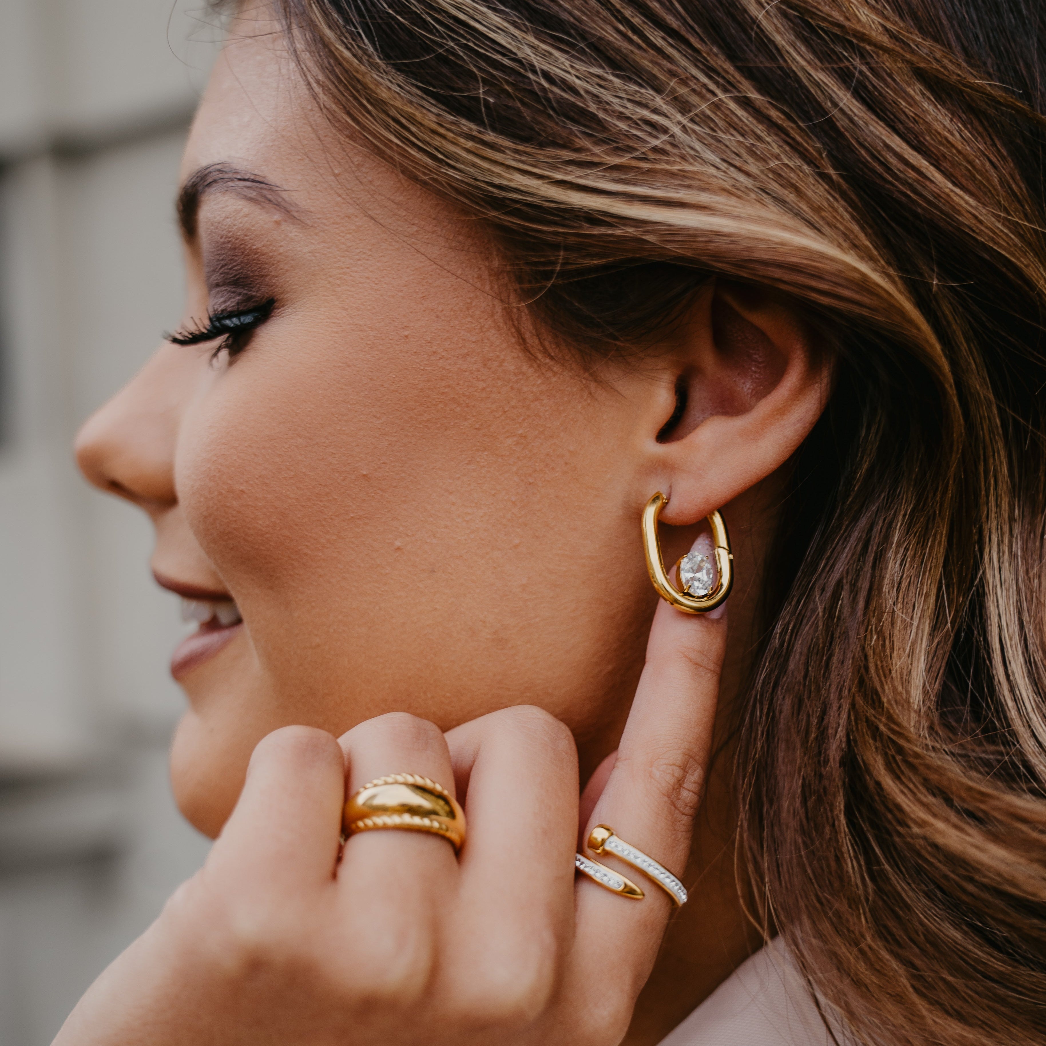 REGINA CZ OVAL HOOPS