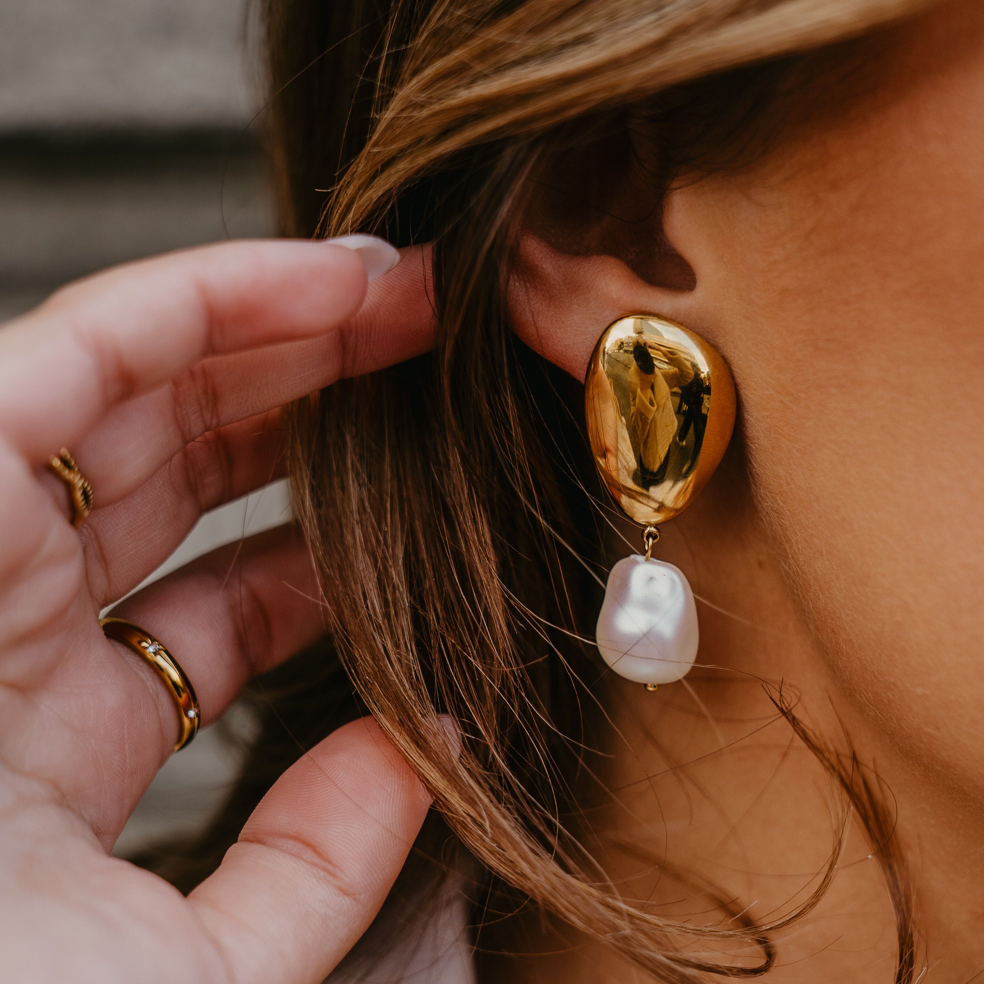 GENEVIEVE PEARL DANGLE EARRINGS
